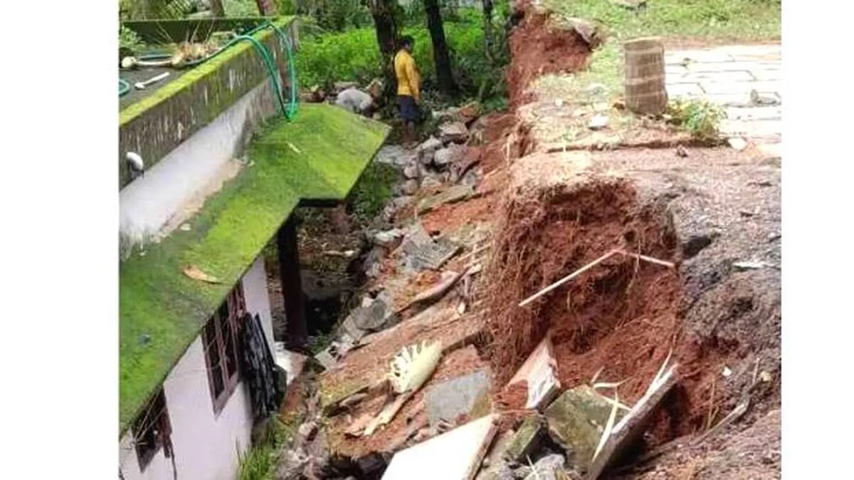വീടിന്റെ സംരക്ഷണഭിത്തി ഇടിഞ്ഞു