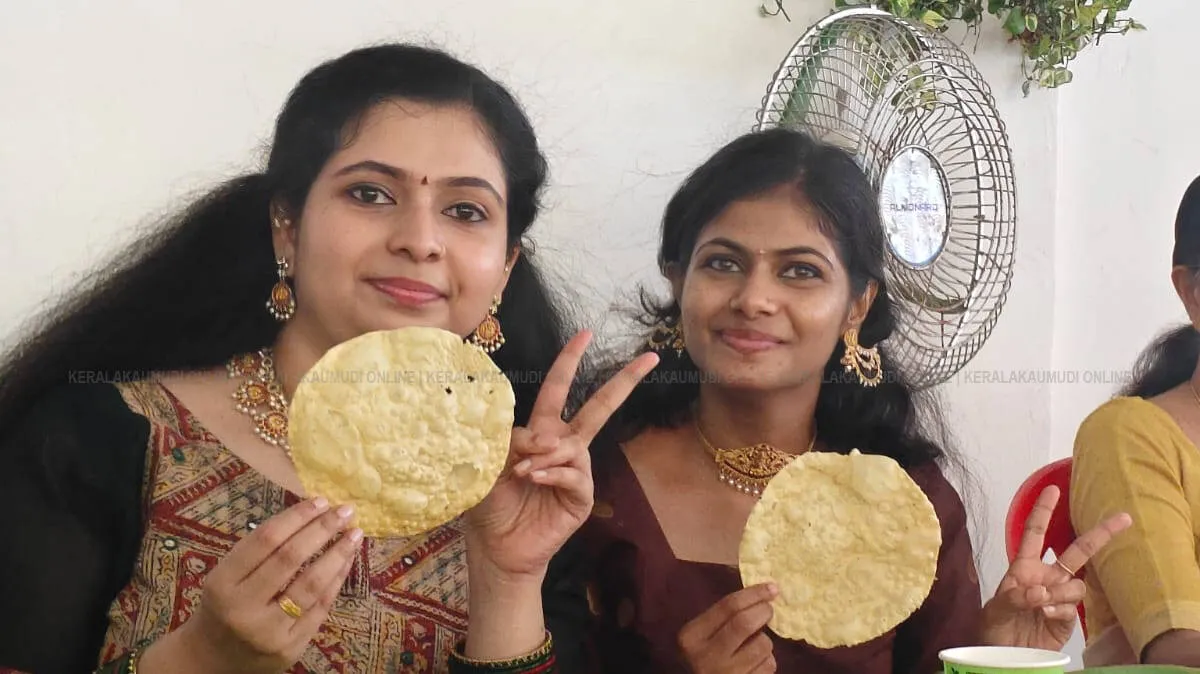ladies-with-pappad
