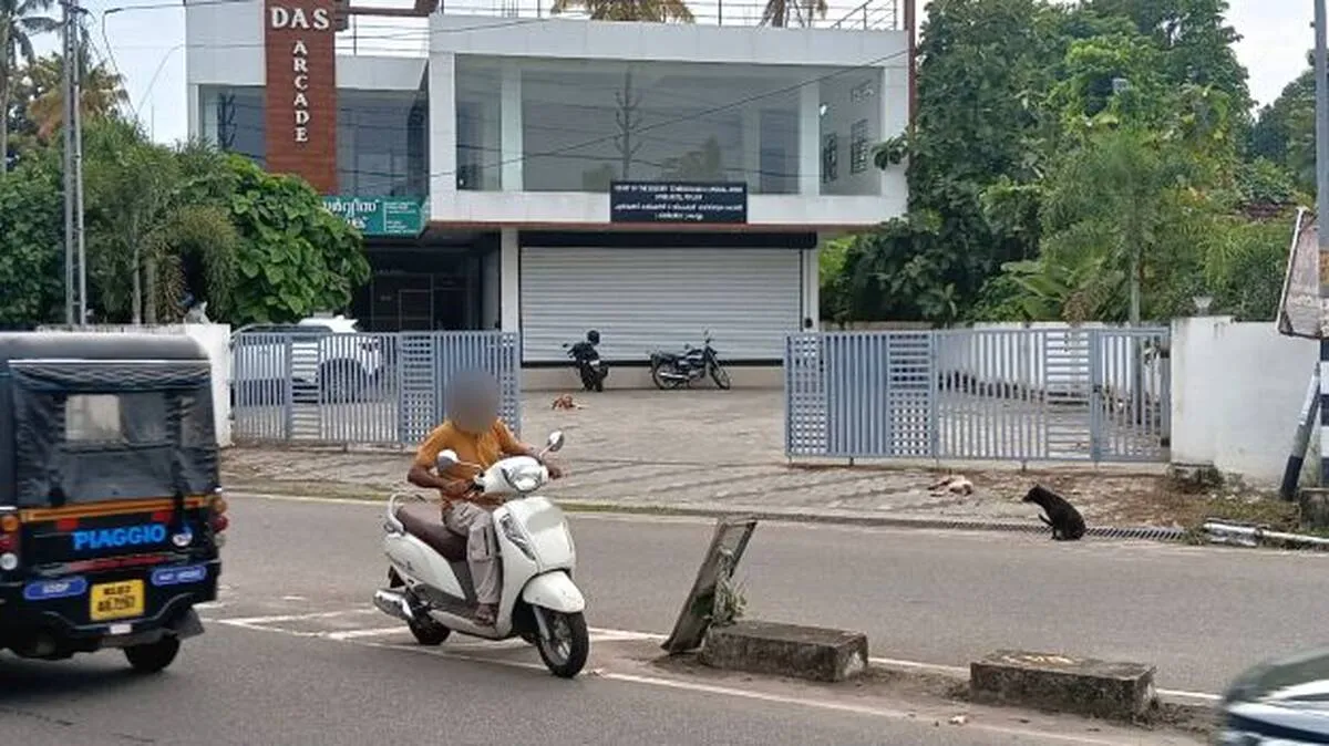 കടവൂർ മതിലിലെ വളവിൽ ...........


അരികിലുണ്ട് അപകടം
അശ്രദ്ധ വേണ്ട