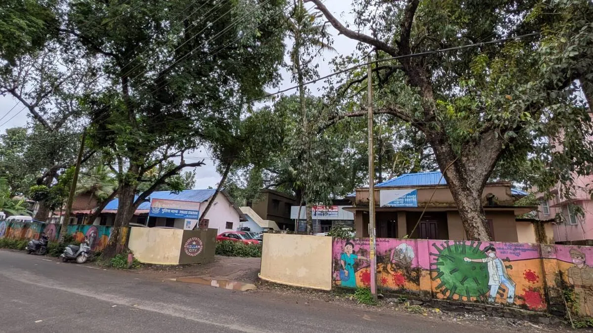 പൊലീസി​ന് പണി​കൊടുത്ത്
സ്റ്റേഷൻ വളപ്പി​ലെ മരം