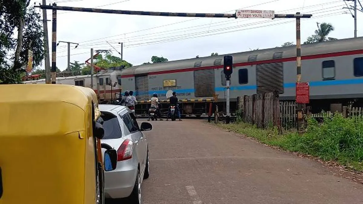 perumon-railway-gate-