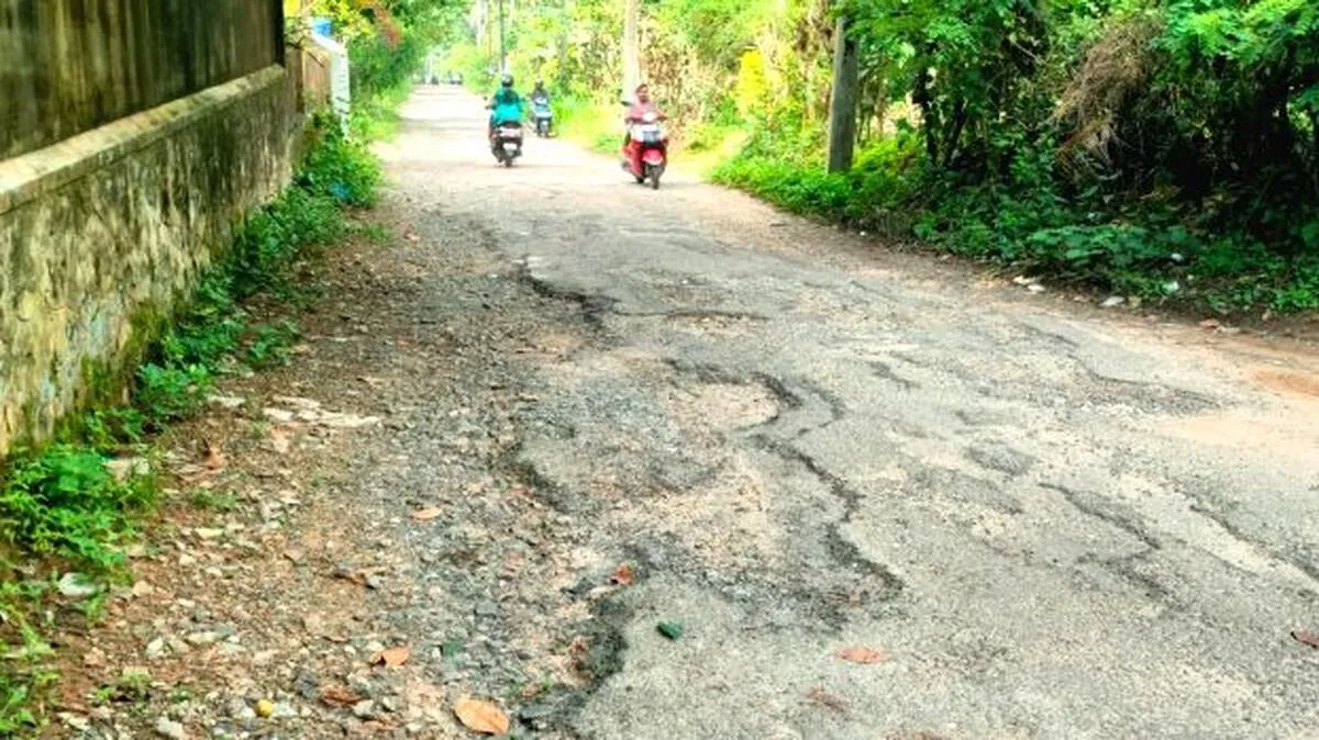 പൊട്ടിപ്പൊളിഞ്ഞ് കുറക്കട ശാസ്തവട്ടം റോഡ് 
ബസും വരില്ല