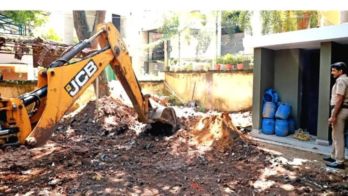 പേട്ട പൊലീസ് സ്റ്റേഷൻ പരിസരത്തെ 
തൊണ്ടി വാഹനങ്ങൾ മാറ്റിത്തുടങ്ങി