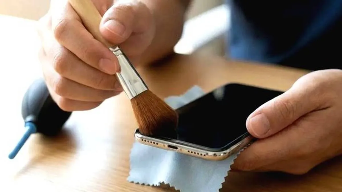 phone-cleaning