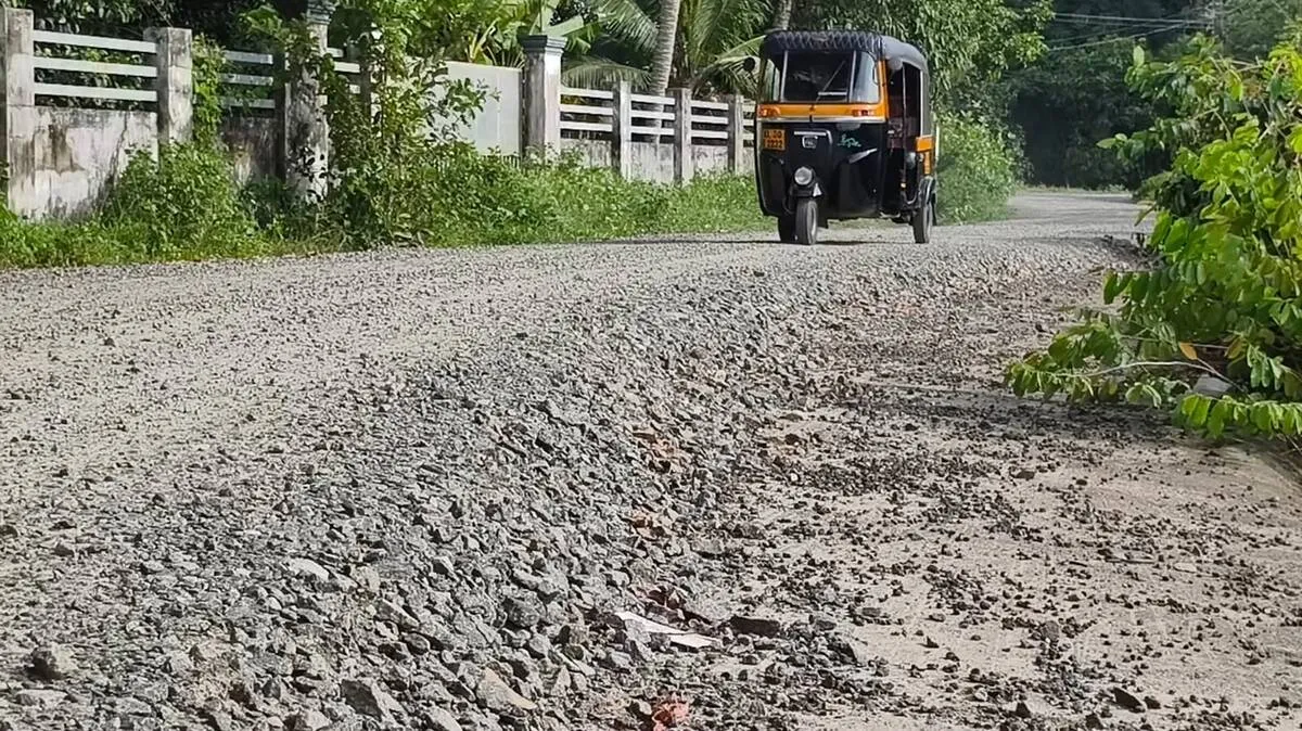 പാറമേൽപ്പടി – ഇലഞ്ഞിമേൽ റോഡിൽ ദുരിതയാത്ര
കുത്തിപ്പൊളിച്ച് റോഡ്, പൊടി തിന്ന് നാട്ടുകാർ