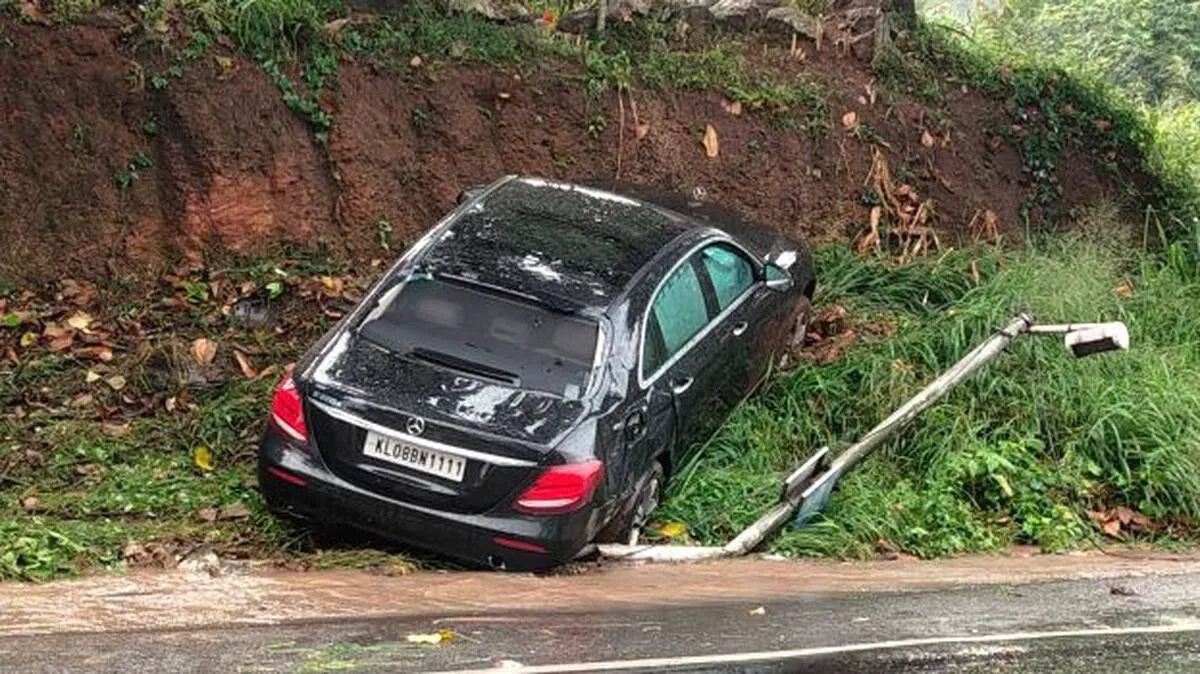 mamathu-car-edichu mamathu-car-edichu