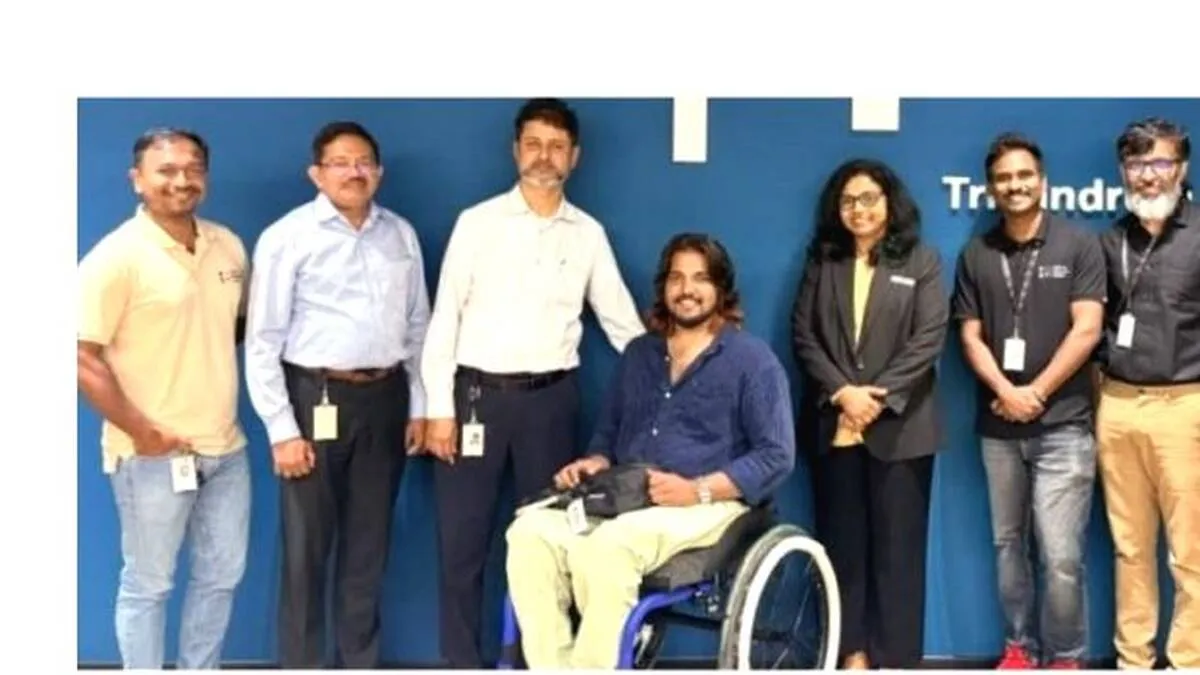 പാരാ ഷൂട്ടിംഗ് താരം അഖിൽ സാമിന് ഭാരം കുറഞ്ഞ 
വീൽചെയ‌ർ നൽകി യു.എസ്.ടി ഗ്ലോബൽ