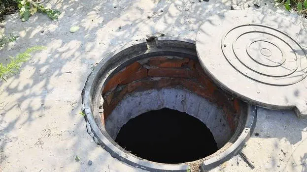 manhole-