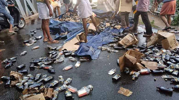 Lorry carrying liquor meets with accident in Kozhikode, locals grab bottles  - KERALA - GENERAL | Kerala Kaumudi Online