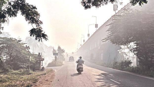 Fire yet to subside in Brahmapuram, Kochi filled with smoke - KERALA ...