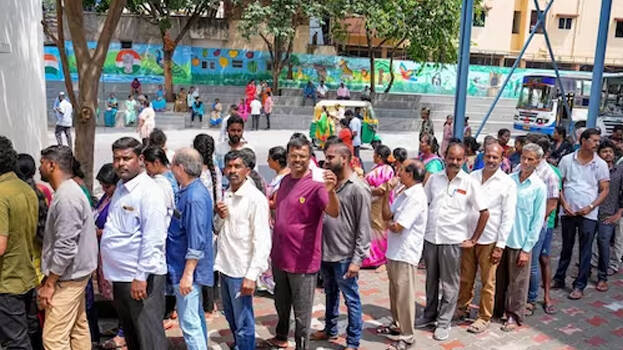 Good Voter Turnout In Karnataka Assembly Polls Dk Shivakumar Rides Autorickshaw India 7241