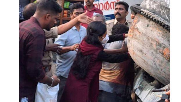 കോൺക്രീറ്റ് മിക്സിങ് യന്ത്രം വൃത്തിയാക്കുന്നതിനിടെ കുടുങ്ങി; വേദന കൊണ്ട് പുളഞ്ഞത് ഒരു മണിക്കൂർ, കൈ മുറിച്ചുമാറ്റി രക്ഷപ്പെടുത്തി