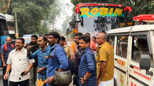 robin-bus-kerala-stopped