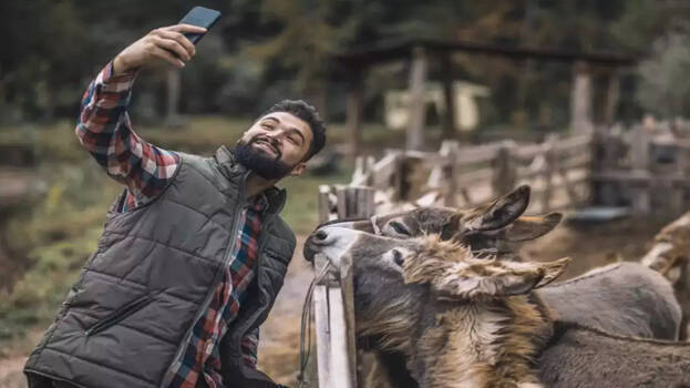 selfie-with-wild-animals selfie-with-wild-animals