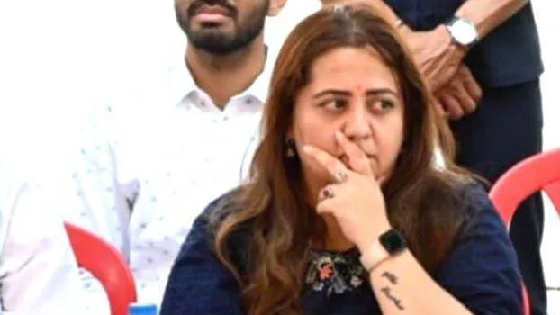 radhika-khera-leaves-cong