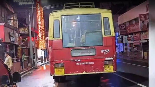 ksrtc-bus-stopped-in-midd