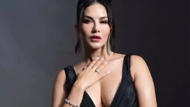 sunny-leone-kerala-colleg