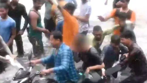 lucknow-water-road-woman-