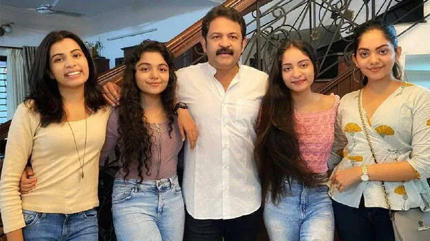 krishnakumar-and-daughter
