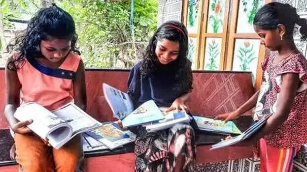 girl-students-studying