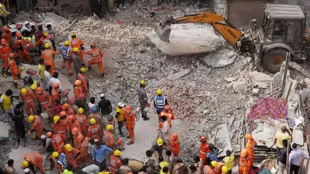 delhi-building-collapse