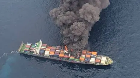 Explosive chemicals in container ship, 20 containers in sea, four missing - KERALA - GENERAL | Kerala Kaumudi Online
