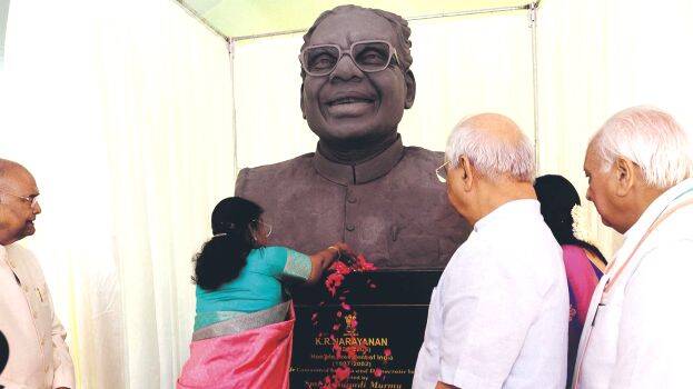 kr-narayanan-statue kr-narayanan-statue