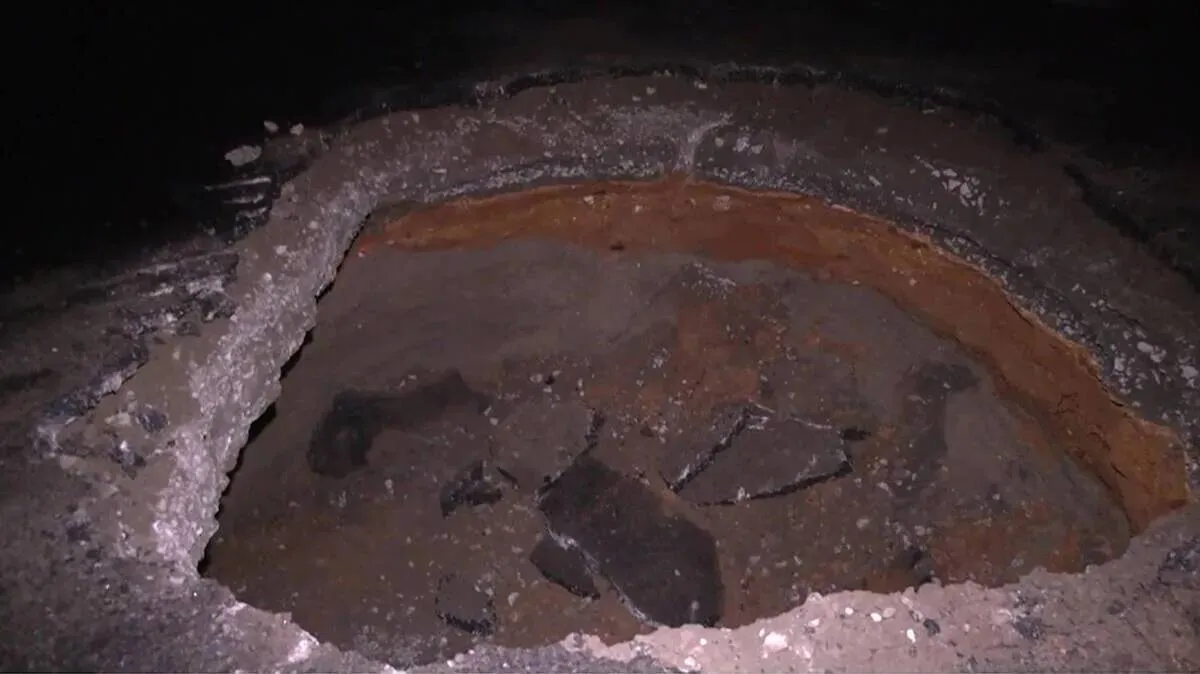 sinkhole-in-flyover