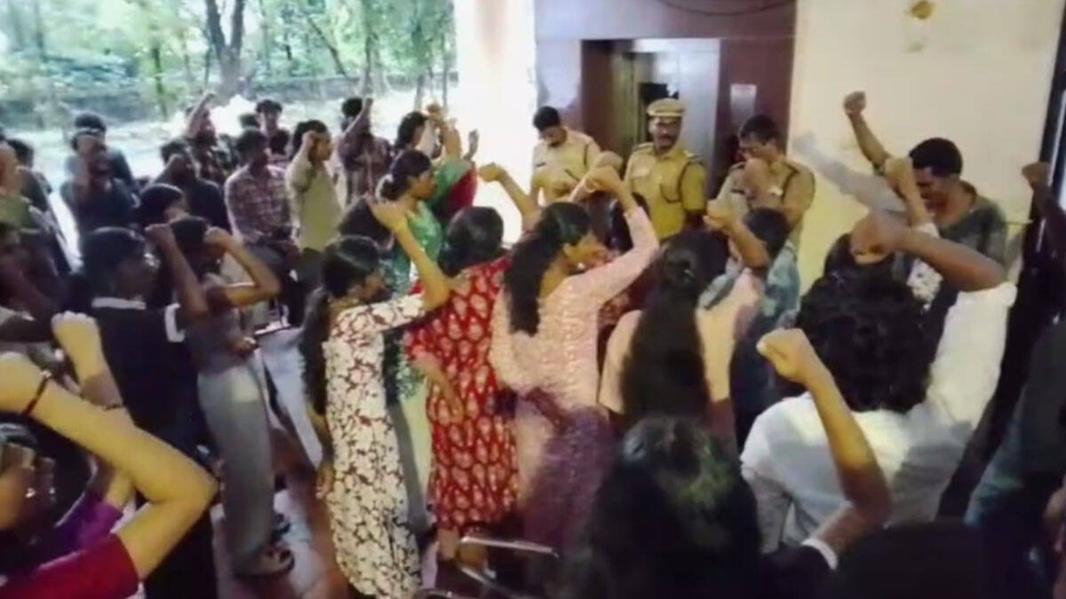 16 SFI activists suspended over protest at Kalady Sanskrit University