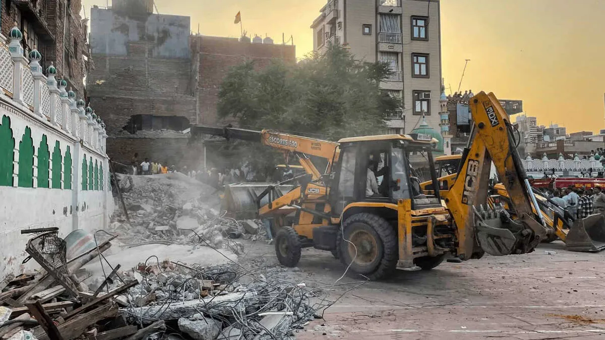 delhi-building-collapse